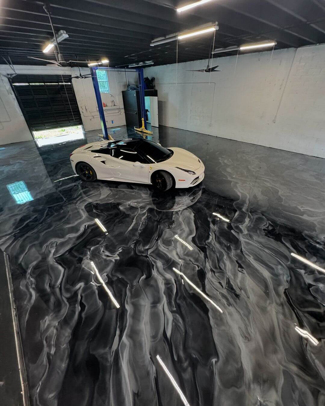 Garagenbeschichtung mit Epoxidharz als Showroom-Garage in Frankfurt