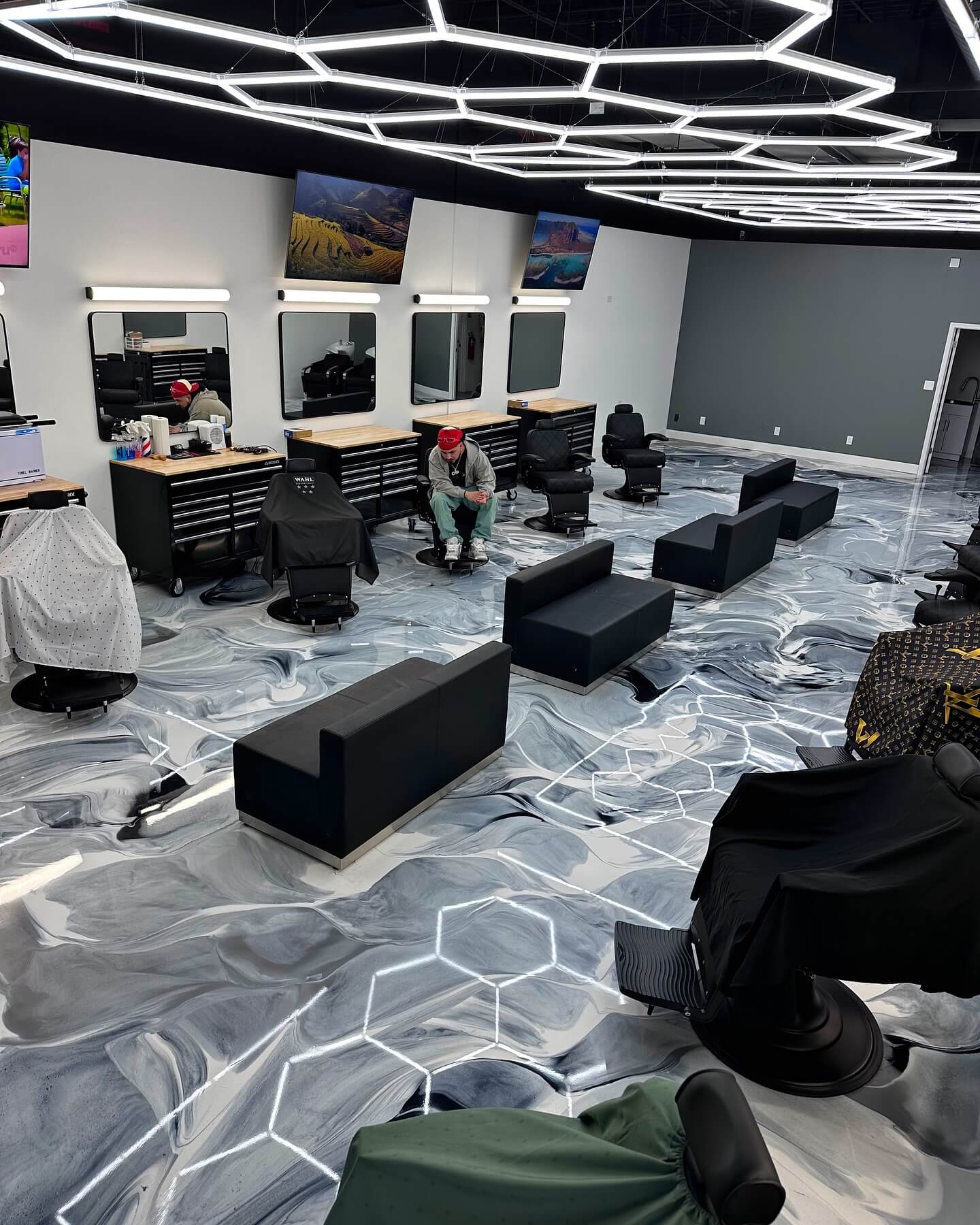 Fugenlose Bodenbeschichtung für Gewerbe, Store und Barbershop in Frankfurt